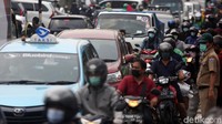 Arus lalu lintas yang mengarah ke lokasi penggerebekan tampak macet.