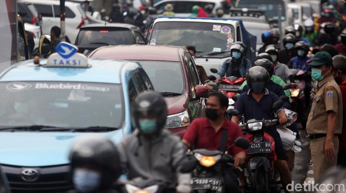 Pengendara mengalami kemacetan di Jalan Raya Condet, Jakarta, Senin (29/3/2021). Polisi menggerebek showroom mobil terkait dengan jaringan terorisme membuat jalan raya condet macet.