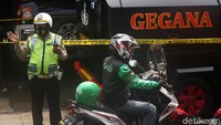 Polisi lalu lintas dikerahkan untuk mengurai kemacetan di sekitar lokasi penggerebekan.