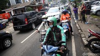 Banyaknya pengendara yang melambatkan laju kendaraannya membuat arus lalu lintas menjadi padat.