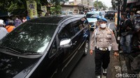 Banyaknya warga yang menonton penggerebekan juga menjadi penyebab merayapnya arus lalu lintas di Jalan Condet Raya.