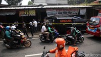 Polisi melakukan penggerebekan showroom Kemilau Mobilindo di Jalan Raya Condet, Jakarta.