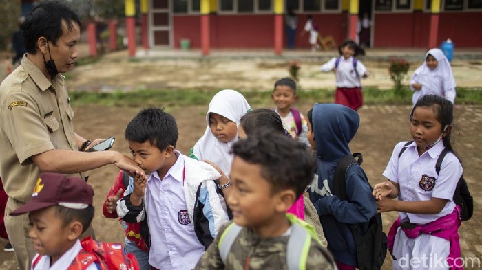 Sejumlah pelajar berjalan kaki di desa Tugu Utara, Kab Bogor, Jawa Barat, Senin (29/3/2021).