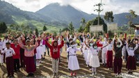 Sekolah yang berada di kaki gunung kencana ini kesulitan akses sinyal hingga kedua orang tua yang bekerja sebagai petani teh sehingga tak dapat mendampingi anak saat belajar di rumah.  