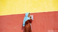 Akhirnya sekolah ini menerapkan sekolah tatap muka, anak-anak yang masuk pun diperbolehkan tak memakai seragam sekolah.  