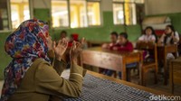Meski memiliki akses yang jauh anak-anak ini tak mengeluh dan semangat mendatangi sekolah.  