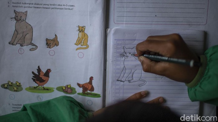 Anak-anak di Kaki Gunung Kencana Mulai Sekolah Tatap Muka Sejumlah pelajar berjalan kaki di desa Tugu Utara, Kab Bogor, Jawa Barat, Senin (29/3/2021).