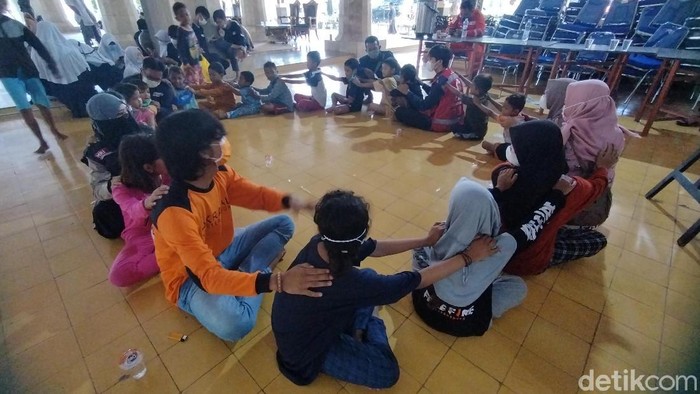 Anak-anak pengungsi kebakaran kilang Pertamina di Indramayu menjalani trauma healing
