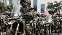 Usai apel, aparat gabungan mulai berpatroli dengan sepeda motor dan mobil. (Andhika Prasetya/detikcom)