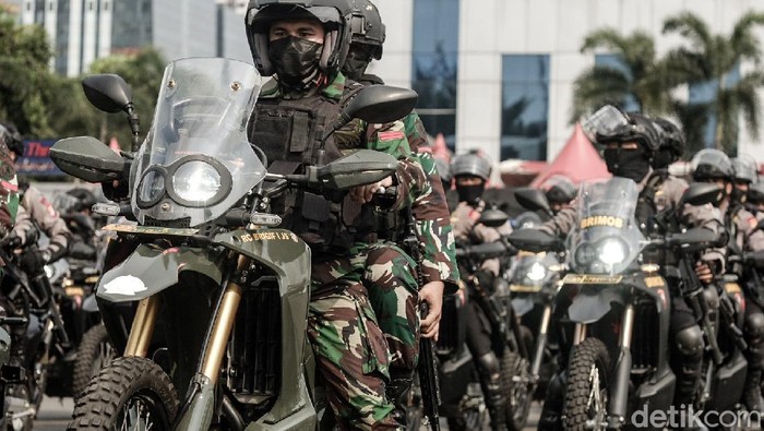 Aparat TNI, Polisi, Dishub DKI Jakarta, dan Satpol PP menggelar patroli skala besar untuk mengantisipasi teror (Andhika Prasetya/detikcom)