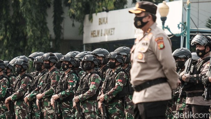 Aparat TNI, Polisi, Dishub DKI Jakarta, dan Satpol PP menggelar patroli skala besar untuk mengantisipasi teror (Andhika Prasetya/detikcom)