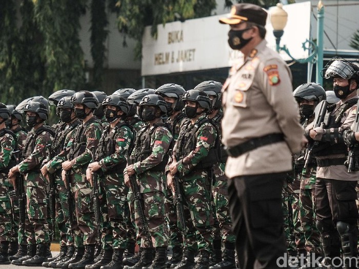 Aparat TNI, Polisi, Dishub DKI Jakarta, dan Satpol PP menggelar patroli skala besar untuk mengantisipasi teror (Andhika Prasetya/detikcom)