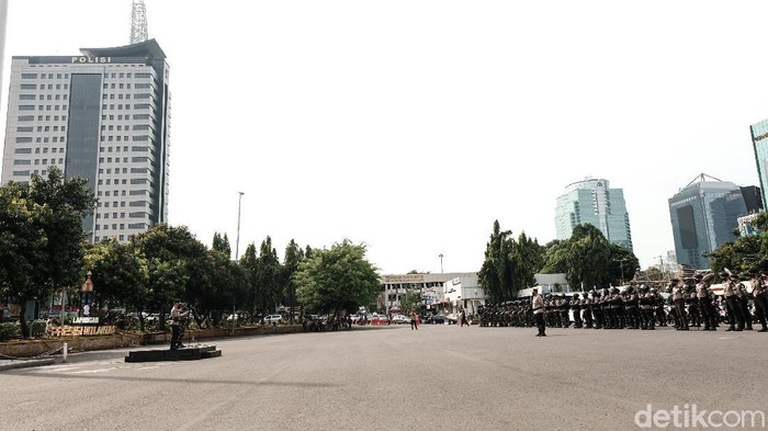 Aparat TNI, Polisi, Dishub DKI Jakarta, dan Satpol PP menggelar patroli skala besar untuk mengantisipasi teror (Andhika Prasetya/detikcom)