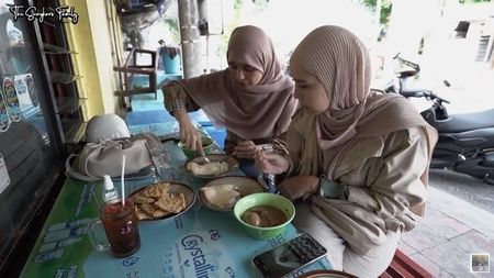 Pertama Kali Cicip Tempe dan Lele, 5 Artis Ini Langsung Ketagihan