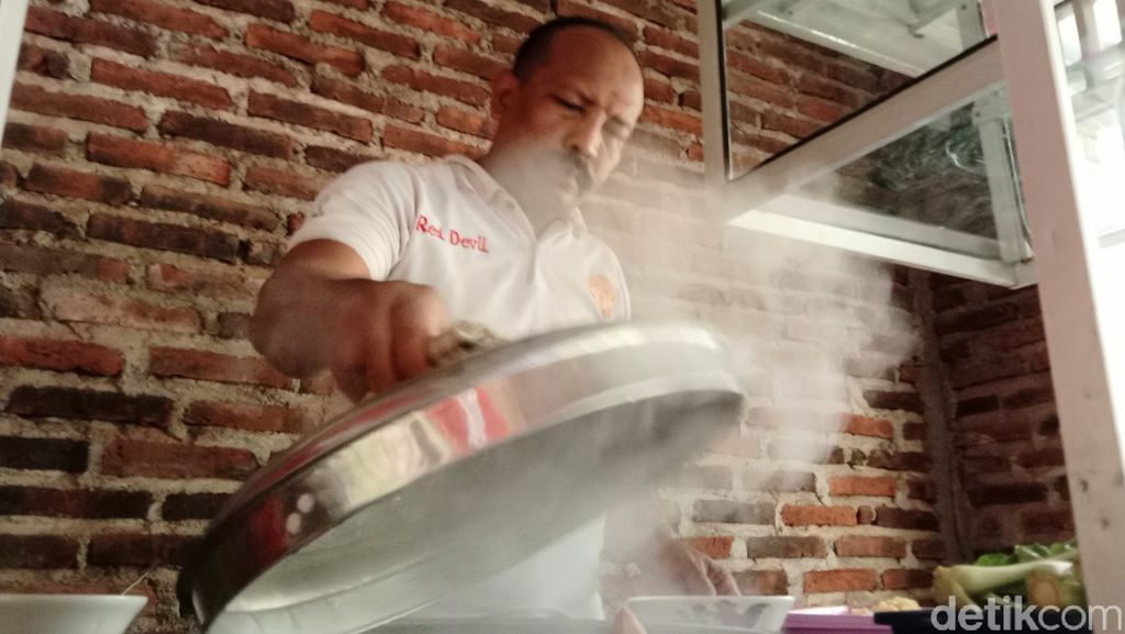 Mencicipi Bakso Kraton Bikinan Mantan Punggawa Keraton Agung Sejagat
