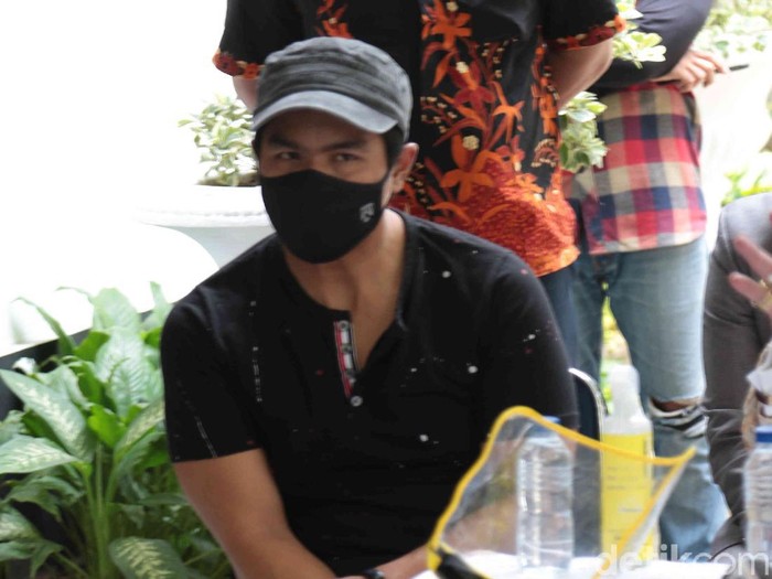 Desiree dan Bams ex Samsons didampingi kuasa hukumnya, Hotman Paris Hutapea menggelar konferensi pers tentang masalah rumah tangga Desiree dan Hotma Sitompul di Jalan Antasari no 79, Jakarta Selatan, Senin (29/03/2021).