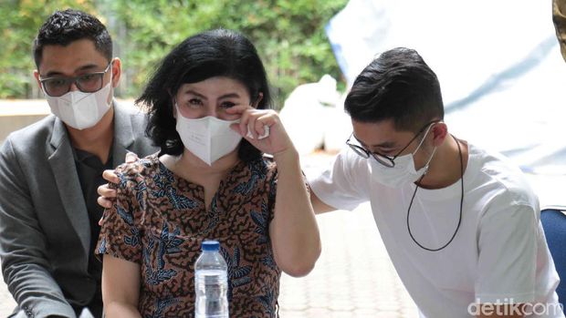 Desiree dan Bams ex Samsons didampingi kuasa hukumnya, Hotman Paris Hutapea menggelar konferensi pers tentang masalah rumah tangga Desiree dan Hotma Sitompul di Jalan Antasari no 79, Jakarta Selatan, Senin (29/03/2021).