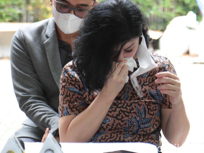 Desiree dan Bams ex Samsons didampingi kuasa hukumnya, Hotman Paris Hutapea menggelar konferensi pers tentang masalah rumah tangga Desiree dan Hotma Sitompul di Jalan Antasari no 79, Jakarta Selatan, Senin (29/03/2021).