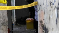 Boks berwarna kuning tersebut telah dibawa dari dalam rumah terduga teroris saat penggeledahan berlangsung.  