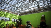 Atap sekolah rusak kerena tersapu angin putin beliung. Saat ini TNI telah dikerahkan untuk membenahi atap sekolah yang rusak tersebut.