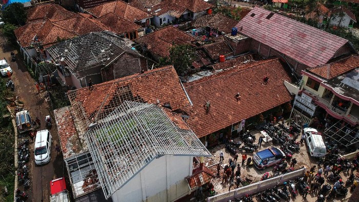 Foto udara permukiman yang rusak pascaangin puting beliung yang melanda Desa Mekar Saluyu, Cimenyan, Kabupaten Bandung, Jawa Barat, Senin (29/3/2021).  Badan Penanggulangan Bencana Daerah (BPBD) Kabupaten Bandung mencatat, sebanyak 298 rumah, satu kantor desa, satu masjid, dua sekolah dan lahan pertanian di dua desa terdampak bencana angin puting beliung yang terjadi pada Minggu (28/3) petang. ANTARA FOTO/Raisan Al Farisi/aww.