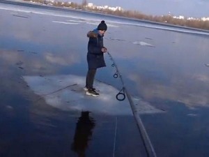 Kasian Bocah Ini, Terdampar di Atas Es, Untung Ditolong Pemancing