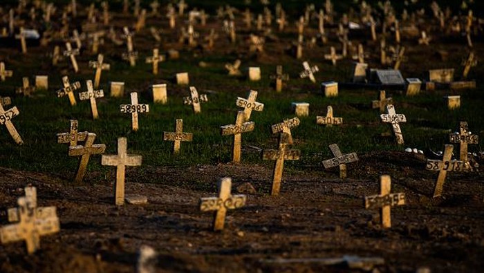 Brasil Capai 300 Ribu Kematian Akibat Corona RIO DE JANEIRO, BRAZIL - MARCH 24: An aerial view at Caju cemetery on March 24, 2021 in Rio de Janeiro, Brazil. One day after registering for the first time over 3,000 deaths in just 24 hours, the official death toll in Brazil reached more than 300,000 deaths from Covid-19. (Photo by Buda Mendes/Getty Images)