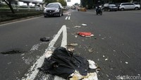 Sampah yang berceceran itu membuat Jalan MT Haryono menjadi kotor.