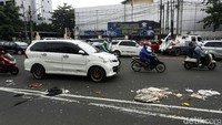 Ceceran sampah itu akan menimbulkan bau tak sedap.