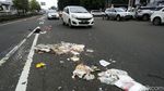 Ceceran Sampah Truk TPA Kotori Jalan MT Haryono