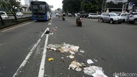 Keberadaan sampah ini juga membahayakan pengguna jalan.