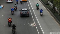 Sejumlah kendaraan melintas di sekitar ceceran sampah di Jalan MT Haryono. Selain menimbulkan bau tak sedap, sampah ini juga mengganggu kenyamanan pengendara.