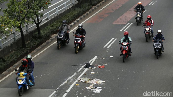 Ceceran Sampah Truk TPA Kotori Jalan MT Haryono Kotoran sampah berserakan di bahu jalan MT Haryono, Jakarta, Senin (29/3/2021). Sampah itu berjatuhan saat diangkut oleh truk pengangkut sampah.