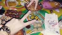 Chanyeol dan salah satu member EXO juga pernah menikmati kimbab, tteokbokki, dan makanan lainnya sambil bersantai di atas karpet. Foto: Instagram @real_pcy