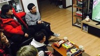 Bersama para rekannya, Chanyeol asyik bermain video game sambil menikmati beragam camilan. Foto: Instagram @real_pcy