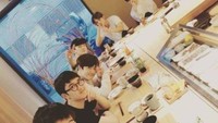 Di sebuah restoran Jepang yang ada di Korea, Chanyeol dan member EXO lainnya terlihat sangat nikmat sekali menikmati sushi. Foto: Instagram @real_pcy
