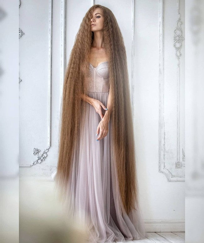 Daira Gubanova disebut sebagai Rapunzel di dunia nyata karena rambut panjangnya. Wanita itu memang tidak pernah potong rambut selama 17 tahun belakangan. Foto: Instagram @dashik_gubanova