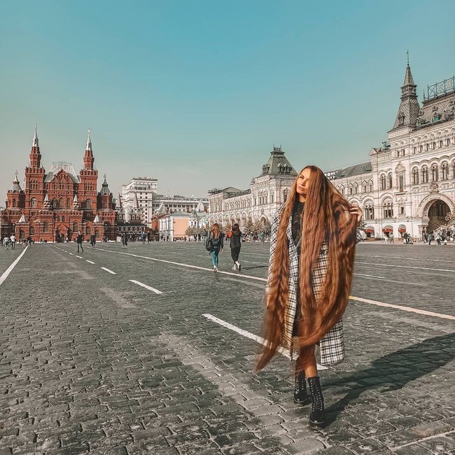 Para pria menyukai rambutku. Wanita tidak selalu bereaksi positif, banyak yang tidak mengerti mengapa rambut panjang harus diurus. Anak-anak dan orangtua senang dan menyukai rambutku, ujarnya.  Foto: Instagram @dashik_gubanova