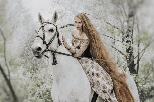 Suatu hari seorang temanku berkata menurutnya aku tidak bisa memanjang rambut seperti dia jadi aku memutuskan itu adalah tantangan dan memanjangkannya lagi, tuturnya dilansir Dailymail.Foto: Instagram @dashik_gubanova