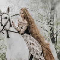 Suatu hari seorang temanku berkata menurutnya aku tidak bisa memanjang rambut seperti dia jadi aku memutuskan itu adalah tantangan dan memanjangkannya lagi, tuturnya dilansir Dailymail.Foto: Instagram @dashik_gubanova