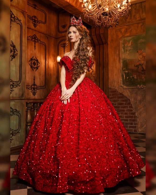 Sering membagikan potretnya di media sosial, Daira mengaku kebanyakan orang terkagum dengan rambut panjangnya. Sampai berita ini dibuat, ia pun telah diikuti kurang lebih 184 ribu pengikut di Instagram.  Foto: Instagram @dashik_gubanova