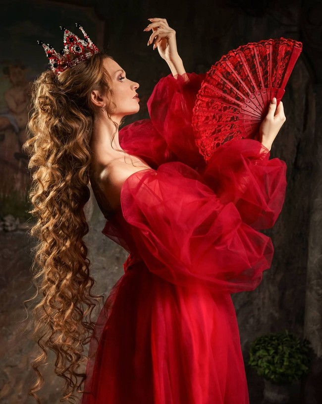 Selain bisa lebih repot dalam perawatan, diakui ibu satu anak itu jika rambut panjangnya sering menyangkut di kancing hingga gagang pintu. Mau punya rambut panjang seperti Daira? Foto: Instagram @dashik_gubanova