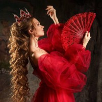 Selain bisa lebih repot dalam perawatan, diakui ibu satu anak itu jika rambut panjangnya sering menyangkut di kancing hingga gagang pintu. Mau punya rambut panjang seperti Daira? Foto: Instagram @dashik_gubanova