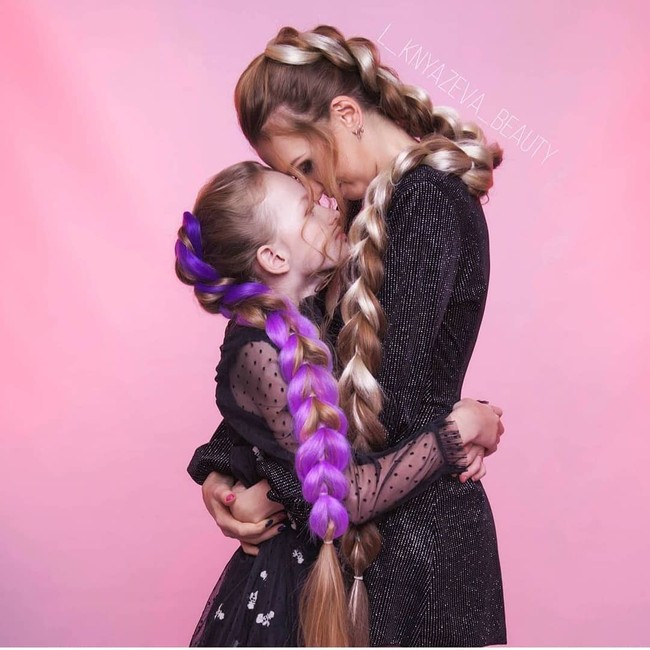 Tentu rambut panjang tersebut adalah hasil perawatan yang tidak sederhana. Ia mengaku mencuci rambutnya dua kali seminggu dan menutrisi kulit kepala dengan masker yang terbuat dari berbagai vitamin dan minyak-minyak. Selain itu, Daira juga menerapkan kondisioner leave-in setiap hari juga mengonsumsi suplemen agar rambut semakin sehat dan berkilau. Foto: Instagram @dashik_gubanova