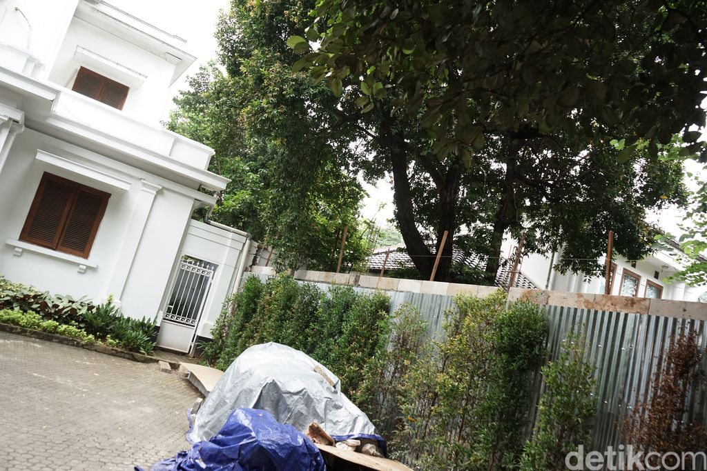 Istri Hotma Sitompul, Desiree Tarigan bersama anaknya Prianka Rehana Bukit dan Bams saat menggelar konferensi pers terkait rumah tangganya di kawasan Cipete, Jakarta, Selasa, (29/03/2021).