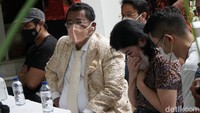 Orang ketiga itu disebut-sebut adalah Mikhavita Wijaya, istri Bams eks Samsons yang merupakan anak sambung Hotma Sitompul dengan Desiree. Meski hal tersebut dibantah oleh pihak Hotma. (Foto: Palevi/detikcom)  