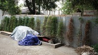 Dalam kesempatan yang sama, ditunjukkan juga bagian rumah yang diberi batasan antara milik Desiree dan Hotma Sitompul. (Foto: Palevi/detikcom)  
