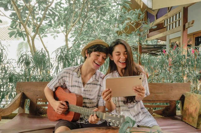 Kamu pasti nggak akan nyangka kalau Dinda Kirana ternyata 4 tahun lebih tua dari Naufal Samudra. Bagaimana menurutmu, serasi nggak? Foto: Instagram/@dindakirana.s