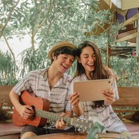 Kamu pasti nggak akan nyangka kalau Dinda Kirana ternyata 4 tahun lebih tua dari Naufal Samudra. Bagaimana menurutmu, serasi nggak? Foto: Instagram/@dindakirana.s