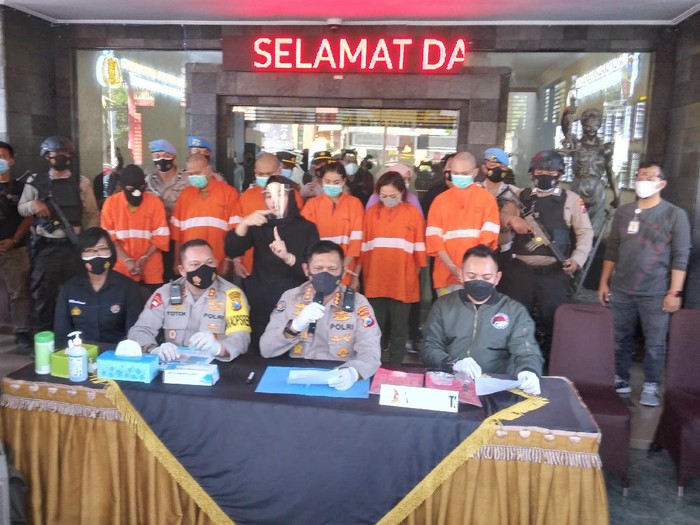 Direktorat Reserse Narkoba Polda Jawa Timur mengambil alih penanganan kasus narkoba yang menjerat salah satu Kepala Dinas (Kadis) di lingkungan Pemkot Malang. Ada enam tersangka merupakan satu jaringan narkoba diamankan bersama sejumlah barang bukti yakni ekstasi, sabu, serta 20 poket ganja kering.